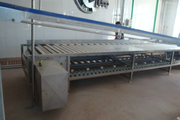 Horizontal bleeding flat conveyor