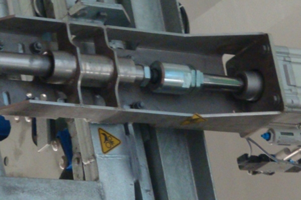 Pneumatic feeding device