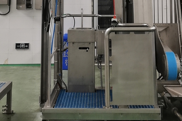 Pneumatic lifting table for vacuum wool suction